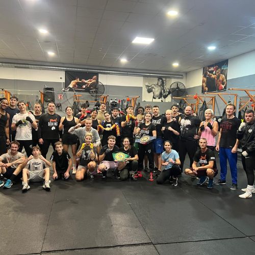 Grupo de adultos tras un entrenamiento de boxeo