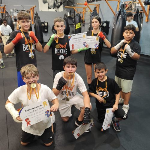 Niños y jóvenes con medallas en Soul Boxing